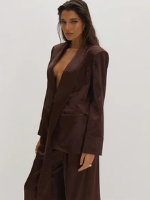 MUSEYN Blazer dengan detail syal satin cokelat dan bantalan bahu oversized, elegan untuk kencan malam di musim gugur. - Coklat - View 4