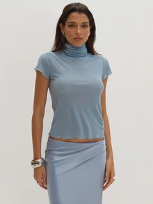 MUSEYN Atasan Biru Transparan Leher Turtleneck Lengan Pendek, Elegan untuk Kencan Malam, Chic untuk Musim Gugur - Biru - View 1