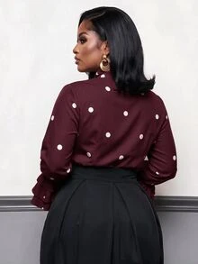 Slaydiva Blus Ukuran Besar Motif Polkadot dengan Kancing Warna Kontras dan Manset Bergelombang Berlapis untuk Musim Gugur - Coklat - View 2