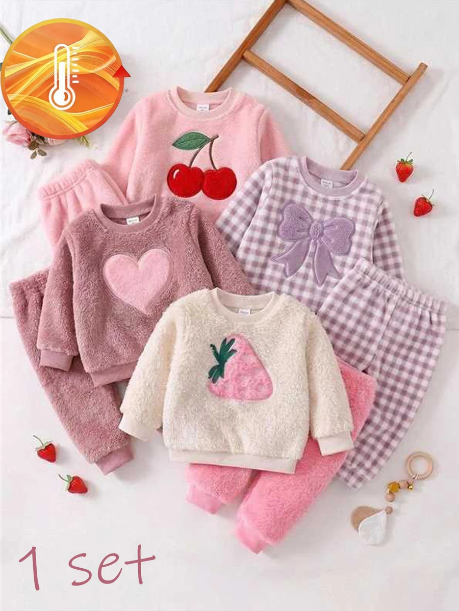 女嬰居家服套裝 可愛3D草莓刺繡 柔軟毛絨面料 睡衣2件組 嬰兒幼童圓領長袖收口褲 秋冬珊瑚絨甜美配色 適合居家與外出穿著 - 粉色 - 查看 1