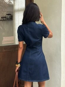 Rivivi Gaun Denim Lengan Pendek Seksi Wanita dengan Kancing dan Lipatan di Pinggang - Dark Wash - View 2