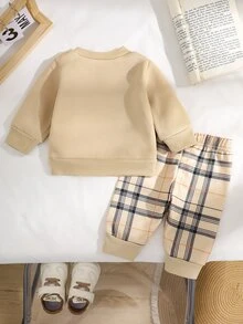 SHEIN 新生兒兩件式抓絨衛衣，休閒針織可愛小熊印花圓領長袖上衣+格子褲，百搭套裝 - 卡其色 - 查看 2