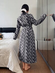 Napfluff 女款休閒豹紋提花抓絨長款晨袍，繫腰設計，秋冬穿著 - 灰色 - 查看 2
