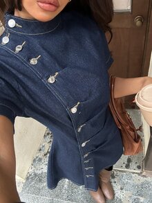 Rivivi Gaun Denim Lengan Pendek Seksi Wanita dengan Kancing dan Lipatan di Pinggang - Dark Wash - View 5