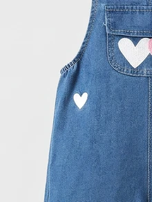 SHEIN Elladie kids 女童牛仔吊帶褲，四季新款，休閒百搭復古中藍色牛仔布，粉色與白色愛心刺繡，寬鬆直筒版型，舒適細棉牛仔面料，時尚日常穿著，女童牛仔吊帶褲 - 中等水洗藍 - 查看 7