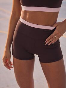 Aralina Leisurewear Active 女款 2 件組雙層對比色交叉背部設計短版上衣與運動短褲健身套裝 夏季休閒世界盃穿搭 - 棕色 - 查看 5