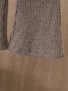 SHEIN Playful Pals 女嬰秋冬休閒T卹套裝，不對稱套頭高領豹紋長袖T卹上衣搭配卡其色休閒喇叭褲，兩件套，適合秋冬季女嬰穿著，可愛俏皮簡約舒適，適合外出、旅行、度假、聚會等場合。 - 卡其色 - 查看 8