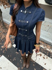 Rivivi Gaun Denim Wanita dengan Hiasan Resleting dan Kancing pada Lengan Motif Kelopak Bunga - Dark Wash - View 1