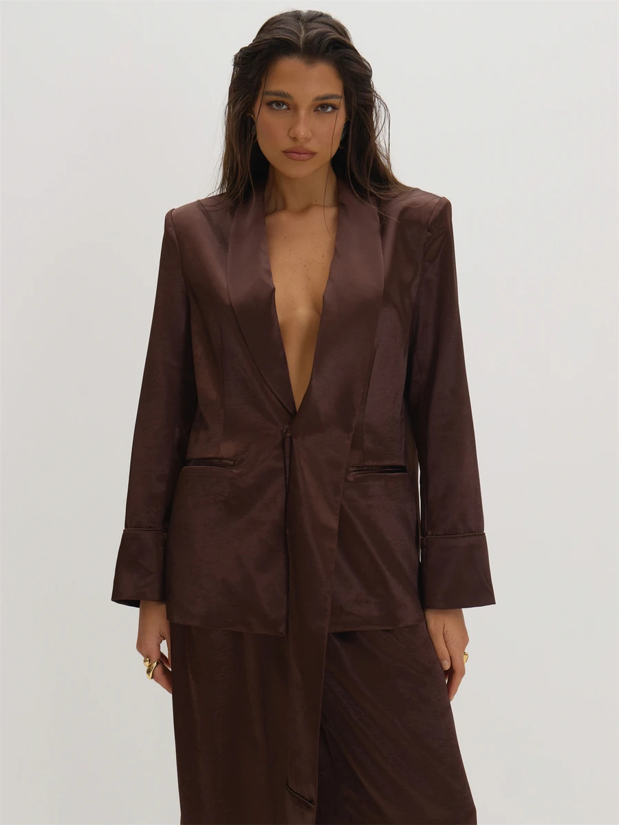 MUSEYN Blazer dengan detail syal satin cokelat dan bantalan bahu oversized, elegan untuk kencan malam di musim gugur. - Coklat - View 1