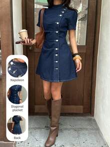 Rivivi Gaun Denim Lengan Pendek Seksi Wanita dengan Kancing dan Lipatan di Pinggang - Dark Wash - View 1