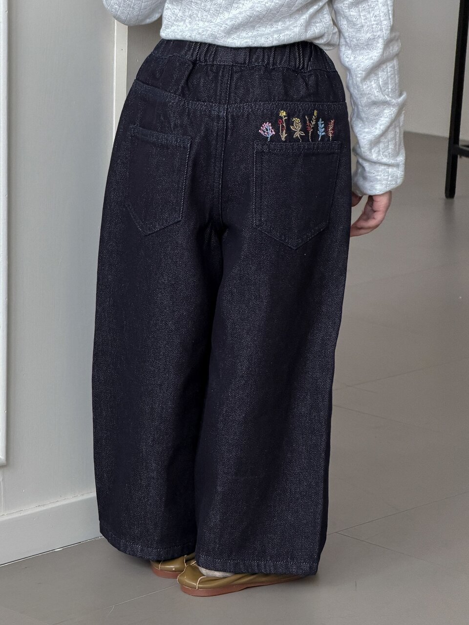 Young Girl) Loose Casual Straight Leg Washed Dark Denim Embroidered Pattern Design Jeans, Autumn/Winter