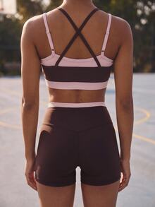 Aralina Leisurewear Active 女款 2 件組雙層對比色交叉背部設計短版上衣與運動短褲健身套裝 夏季休閒世界盃穿搭 - 棕色 - 查看 4