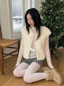 DAZY 白色人造毛皮無袖寬鬆背心，附抽繩與毛球裝飾，甜美可愛 - 米色 - 查看 6