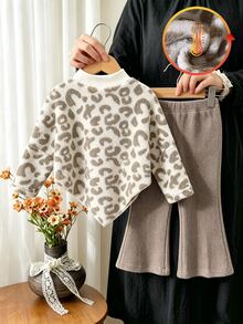 SHEIN Playful Pals 女嬰秋冬休閒T卹套裝，不對稱套頭高領豹紋長袖T卹上衣搭配卡其色休閒喇叭褲，兩件套，適合秋冬季女嬰穿著，可愛俏皮簡約舒適，適合外出、旅行、度假、聚會等場合。 - 卡其色 - 查看 2
