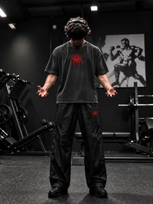 Gym Rark طقم رياضي رجالي بلون موحد، ملابس علوية بأكمام قصيرة وطبعة كرتونية وياقة دائرية، وبنطال فضفاض بقصة واسعة وكاجوال - الأسود - مشاهدة 1