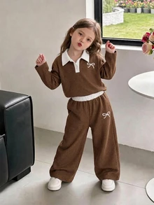 SHEIN Genkimix Kids 2件組女款韓式休閒白色蝴蝶結刺繡撞色翻領長袖短版上衣與喇叭寬腿褲套裝，適合學校、外出、日常穿著，春秋季節適用 - 棕色 - 查看 1