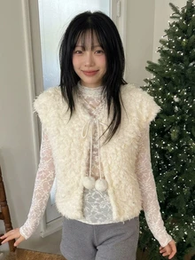 DAZY 白色人造毛皮無袖寬鬆背心，附抽繩與毛球裝飾，甜美可愛 - 米色 - 查看 4