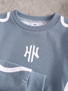 男孩大童衛衣套裝，羅紋領口、袖口與下擺，胸前印白色極簡字母Logo，肩部與袖子飾有白色平滑曲線，搭配同色慢跑褲，兩側飾有相同白色波浪條紋，羅紋袖口 - 彩色 - 查看 4