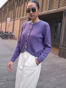 Maija 新款女款紫色圓領針織開襟毛衣，經典設計，獨特鈕扣裝飾，優雅都市風，適合日常約會秋季穿搭 - 紫色 - 查看 5