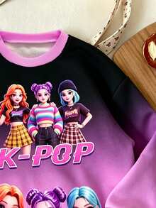 女童漸層粉紫色圓領衛衣，韓系K-POP卡通女孩滿版印花設計，時尚落肩長袖，羅紋袖口。黑色至粉紫色漸層底色搭配女團印花，甜酷風格，適合日常上學、外出，百搭時尚，年輕女孩完美的秋冬穿搭單品。萬聖節聖誕節 - 彩色 - 查看 3