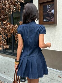 Rivivi Gaun Denim Wanita dengan Hiasan Resleting dan Kancing pada Lengan Motif Kelopak Bunga - Dark Wash - View 2