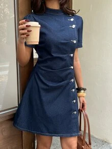 Rivivi Gaun Denim Lengan Pendek Seksi Wanita dengan Kancing dan Lipatan di Pinggang - Dark Wash - View 3