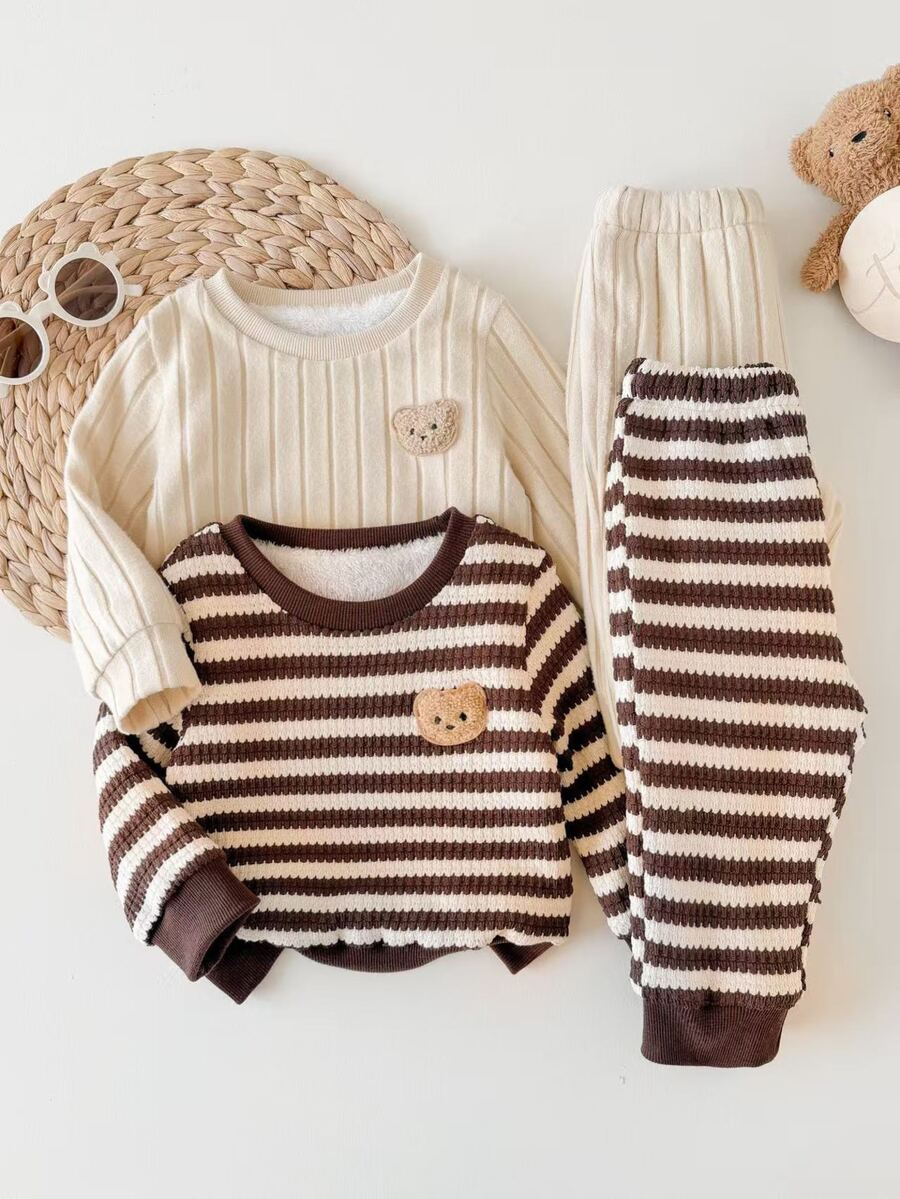 SHEIN Vintaside Kids 2件組幼兒男童運動衫慢跑褲套裝,可愛棕熊貼布條紋羅紋抓絨長袖圓領加厚戶外冬季假期保暖款 - 棕色 - 查看 1