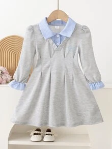 SHEIN Elladie kids 女童條紋翻領二合一洋裝，淺灰色裙身搭配藍白條紋襯衫領拼接，長袖藍白條紋荷葉喇叭袖口，胸前精緻藍色蝴蝶結刺繡，百褶腰裙襬，適合日常上學穿搭、開學穿著、姐妹聚會、派對活動、郊外出遊 - 灰色 - 查看 4