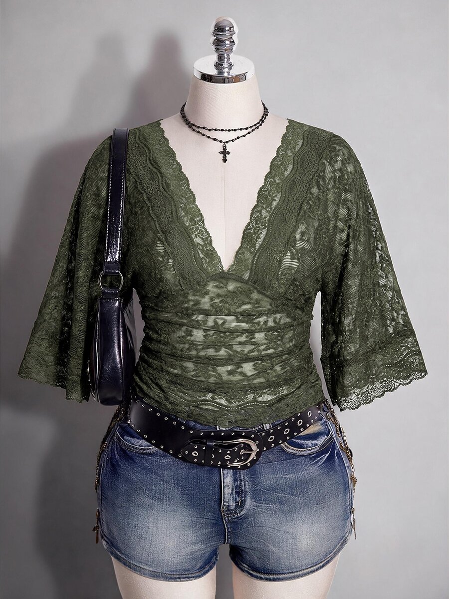 SHEIN ICON 大尺碼 Y2K 性感 V 領蕾絲拼接喇叭袖上衣 - 軍綠色 - 查看 1