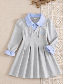 SHEIN Elladie kids 女童條紋翻領二合一洋裝，淺灰色裙身搭配藍白條紋襯衫領拼接，長袖藍白條紋荷葉喇叭袖口，胸前精緻藍色蝴蝶結刺繡，百褶腰裙襬，適合日常上學穿搭、開學穿著、姐妹聚會、派對活動、郊外出遊 - 灰色 - 查看 3