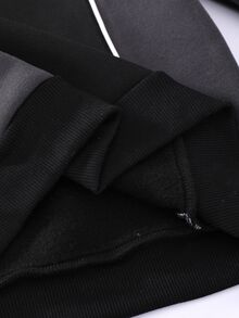 SHEIN 男童2件組衛衣套裝，初秋新品男童開學季必備高級灰色極簡高街風連帽衛衣套裝，秋季新款兒童長袖套頭上衣搭配同款運動長褲2件套，簡約印花圖案點綴，男童日常休閒穿著，兒童初秋校園街頭酷時尚穿搭，旅行推薦 - 黑色 - 查看 4