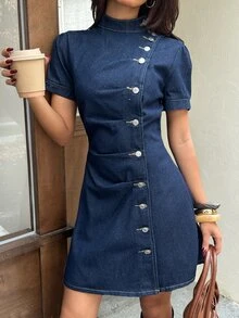 Rivivi Gaun Denim Lengan Pendek Seksi Wanita dengan Kancing dan Lipatan di Pinggang - Dark Wash - View 4