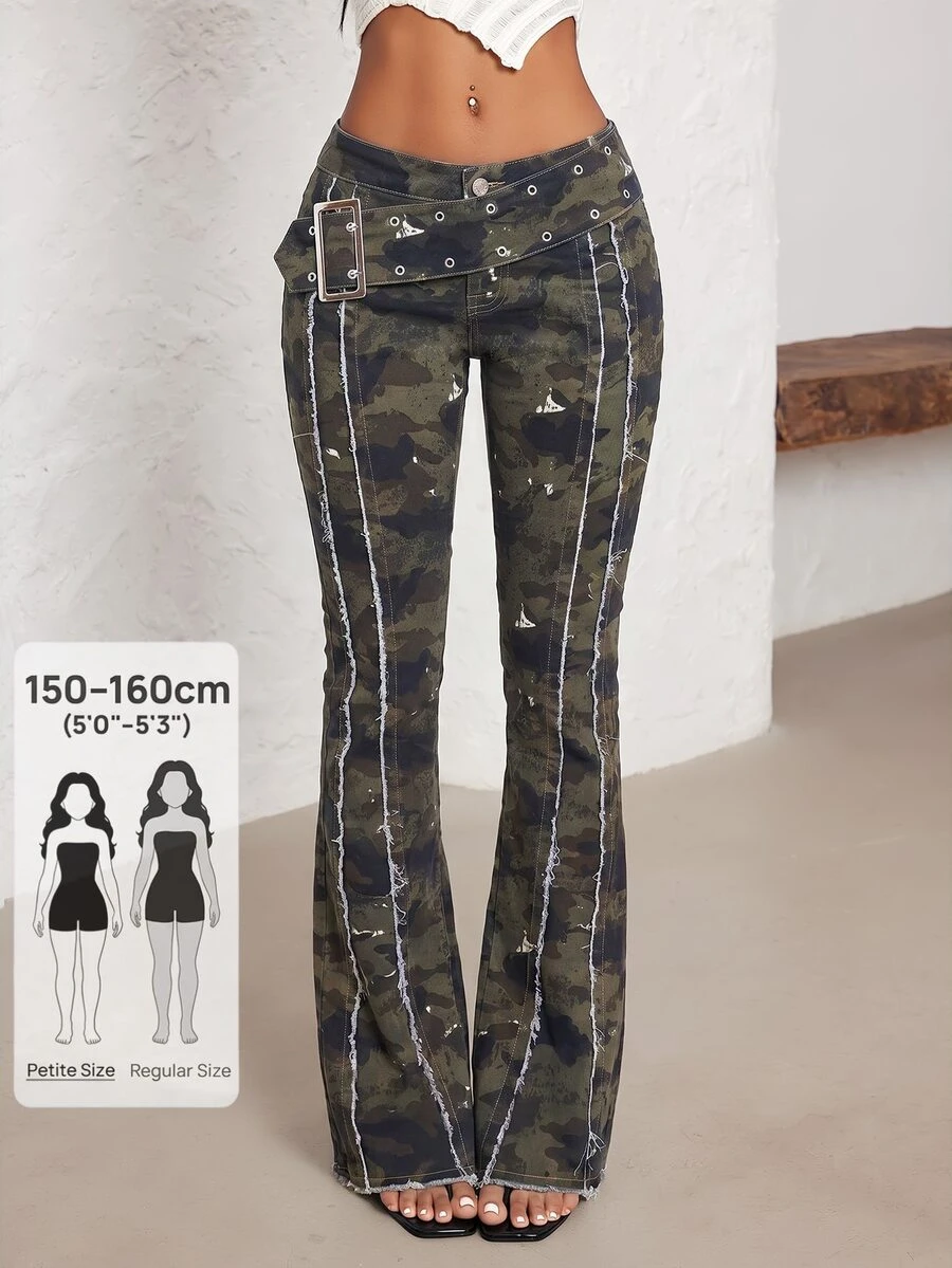SHEIN PETITE 女款低腰腰帶裝飾迷彩圖案性感辣妹風牛仔褲 - 彩色 - 查看 1