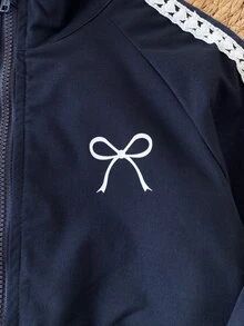 SHEIN 女童純棉春秋學院風運動兩件套，蝴蝶結印花織帶拼接立領夾克與收口長褲兒童套裝 - 藏蓝色 - 查看 7