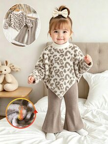 SHEIN Playful Pals 女嬰秋冬休閒T卹套裝，不對稱套頭高領豹紋長袖T卹上衣搭配卡其色休閒喇叭褲，兩件套，適合秋冬季女嬰穿著，可愛俏皮簡約舒適，適合外出、旅行、度假、聚會等場合。 - 卡其色 - 查看 1