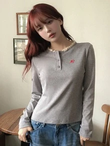 DAZY Kaos Wanita Gaya Korea untuk Liburan Kasual Musim Semi dan Gugur, Bordir Huruf Kombinasi, Lengan Panjang, Kerah Bulat, Patchwork Renda - Grey - View 4