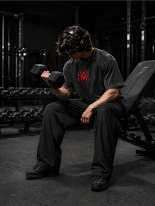 Gym Rark طقم رياضي رجالي بلون موحد، ملابس علوية بأكمام قصيرة وطبعة كرتونية وياقة دائرية، وبنطال فضفاض بقصة واسعة وكاجوال - الأسود - مشاهدة 3