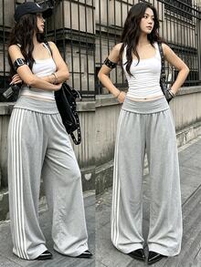 SHEIN Sparklyn 青少年女孩側邊白色條紋寬腿運動長褲，折疊低腰設計休閒時尚，垂直條紋經典永恆，寬鬆大腿版型修飾腿型，適合上學與旅行 - 淺灰色 - 查看 1