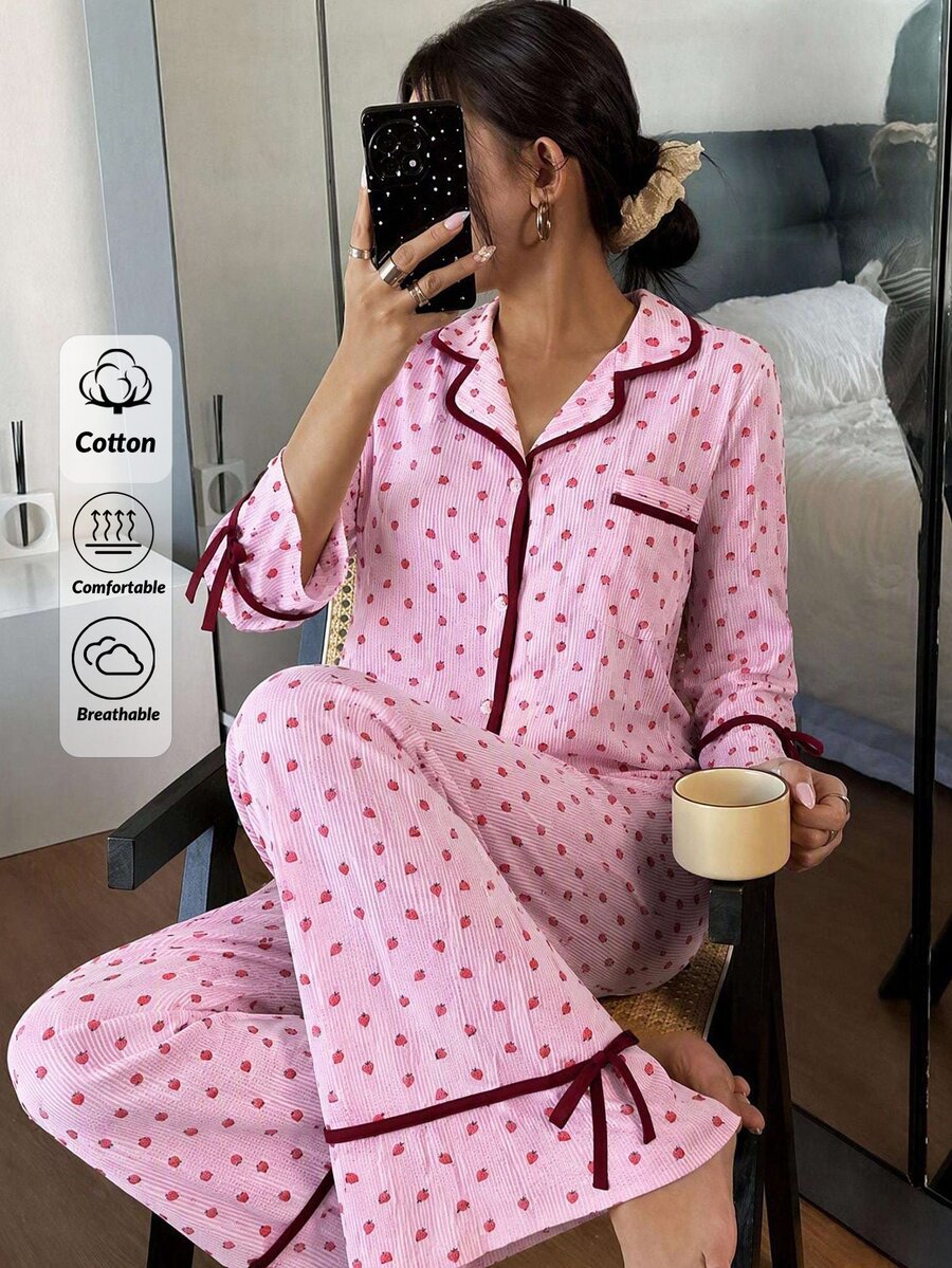 SHEIN طقم بيجامة كاجوال نسائي قطعتين بطبعة فراولة وخطوط مع حواف متباينة وأزرار أمامية، توب بأكمام طويلة وبنطلون بقصة مستقيمة - وردي - مشاهدة 1