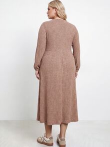 Plussiva فستان كاجوال للحوامل مقاس كبير بلون موحد وياقة على شكل حرف V وأكمام طويلة وتصميم بأزرار - بني داكن - مشاهدة 2