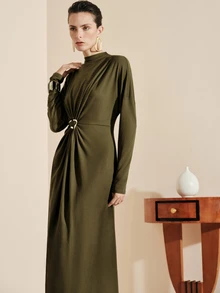 Arave Gaun Lengan Panjang Wanita Elegan Desain Minimalis dengan Hiasan Gesper Logam dan Lipatan di Pinggang, Lapisan Dasar Serbaguna untuk Perjalanan Sehari-hari - Olive Green - View 7