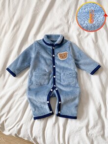 SHEIN 1件裝秋冬雙面法蘭絨新生兒連身衣居家服，可愛熊貼布對比色滾邊設計，下擺口袋裝飾，藍色柔軟舒適長袖無腳連身褲冬季套裝 - 霧霾藍 - 查看 3