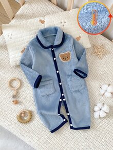 SHEIN 1件裝秋冬雙面法蘭絨新生兒連身衣居家服，可愛熊貼布對比色滾邊設計，下擺口袋裝飾，藍色柔軟舒適長袖無腳連身褲冬季套裝 - 霧霾藍 - 查看 4
