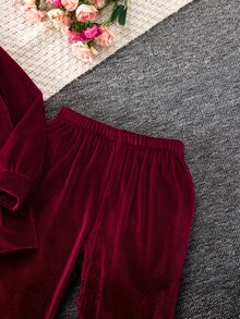 SHEIN Elladie kids 女童 2 件組 白色棕色天鵝絨公主套裝 亮片皇冠造型 鑲鑽連帽口袋衛衣與運動長褲套裝 秋冬生日服飾 - 酒紅色 - 查看 6