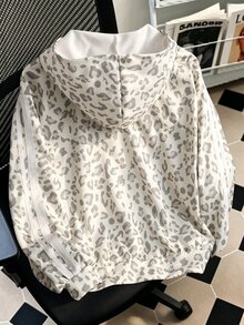 SHEIN 青少年女孩全豹紋連帽拉鍊運動衫外套，寬鬆落肩休閒運動衫上衣，柔軟親膚針織面料，簡約前拉鍊連帽設計，日常校園出遊穿搭，百搭修身女孩風長袖運動衫，舒適個性化外套運動衫 - 灰色 - 查看 4