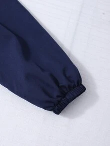 SHEIN Genkimix Kids 女款海軍藍小貓印花兩件套，短立領防風夾克搭配寬腿褲。夾克採用全拉鍊開合、彈性下擺，飾有可愛小貓圖案與反光側條紋；長褲配有彈性腰帶、同款小貓印花與反光側板，版型寬鬆垂墜，充滿活力運動風 - 寶藍色 - 查看 7