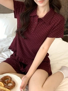 DAZY 女款夏季睡衣套裝 2件組，短袖半鈕扣翻領上衣配木耳邊飾與波點滿版印花，短版短褲 - 粉色 - 查看 4