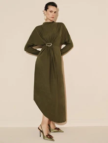 Arave Gaun Lengan Panjang Wanita Elegan Desain Minimalis dengan Hiasan Gesper Logam dan Lipatan di Pinggang, Lapisan Dasar Serbaguna untuk Perjalanan Sehari-hari - Olive Green - View 4
