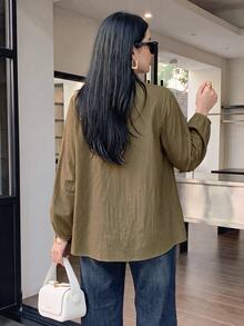 Solavon 女款花卉印花長袖單排扣休閒襯衫 - 軍綠色 - 查看 2