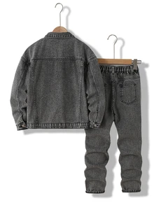 SHEIN Cool Cool Boy 時尚破洞噴染水洗牛仔夾克與修身舒適牛仔褲 2 件套，街頭復古百搭通勤休閒日常男童套裝，四季適用，撕裂破壞風 - 淺灰色 - 查看 2